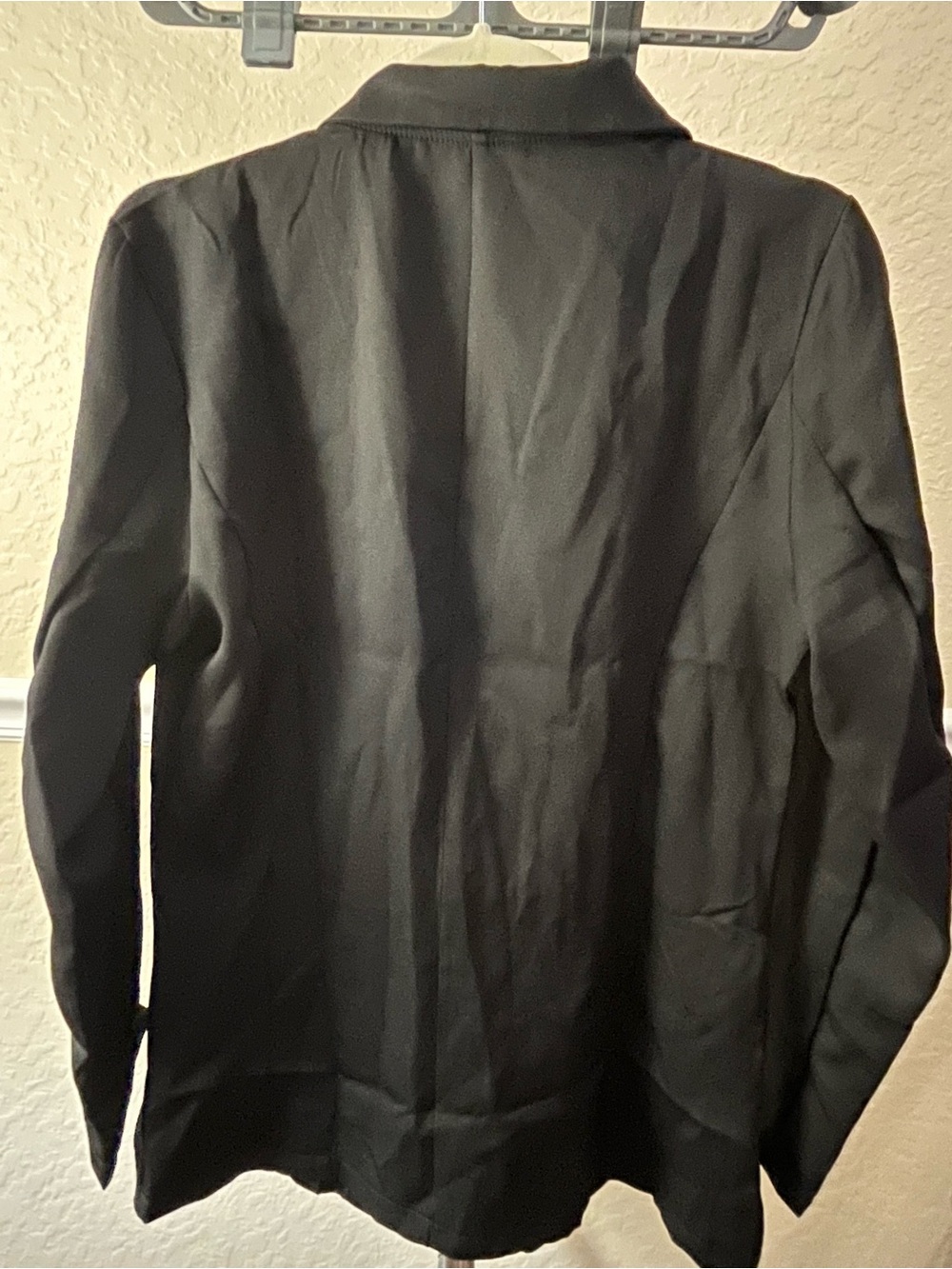 Classic Black Women's Sleek Tailored Suit - Picture 3 of 6